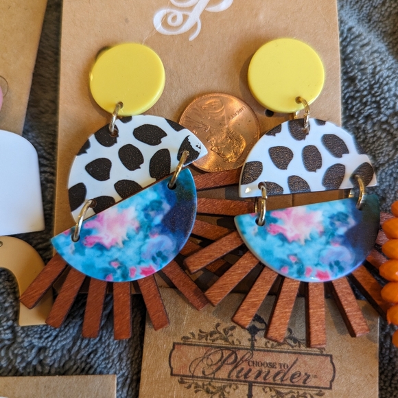 9 pairs of new Plunder earrings. Pink, orange, gold yellow cow print - Picture 5 of 9